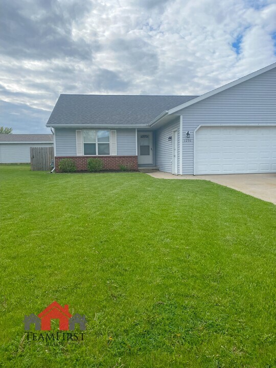 1256 Crown Ct in De Pere, WI - Building Photo