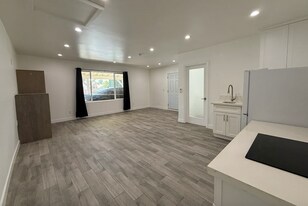 8241 Shoup Ave in Canoga Park, CA - Building Photo