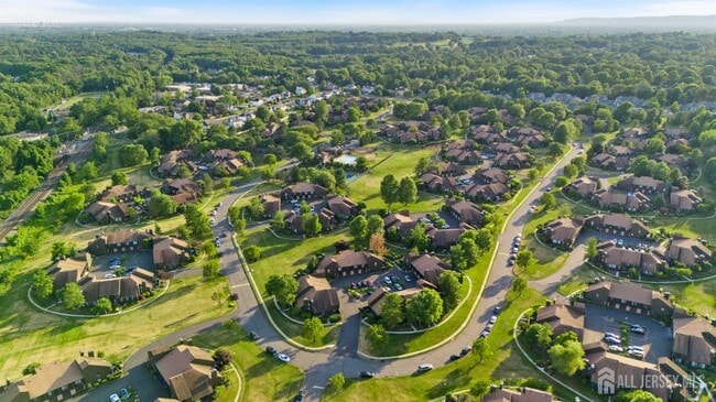 542 Westgate Dr in Edison, NJ - Building Photo - Building Photo