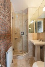 East 1st Street in New York, NY - Foto de edificio - Building Photo