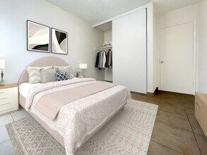 Blythe in Van Nuys, CA - Foto de edificio - Building Photo