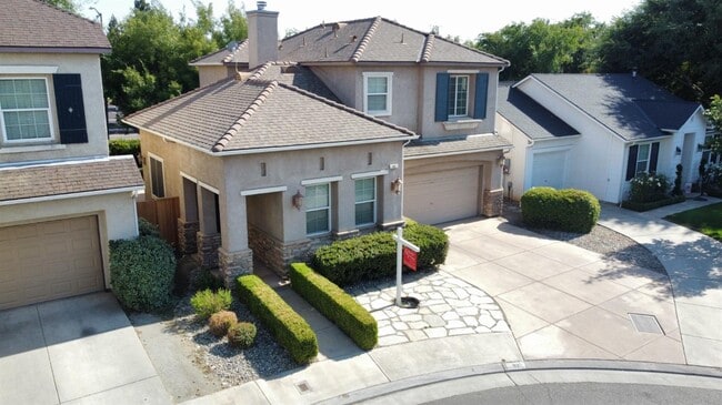 92 W Barcelona Ln in Clovis, CA - Foto de edificio - Building Photo