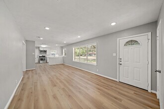 721 20th Ave N in Texas City, TX - Foto de edificio - Building Photo