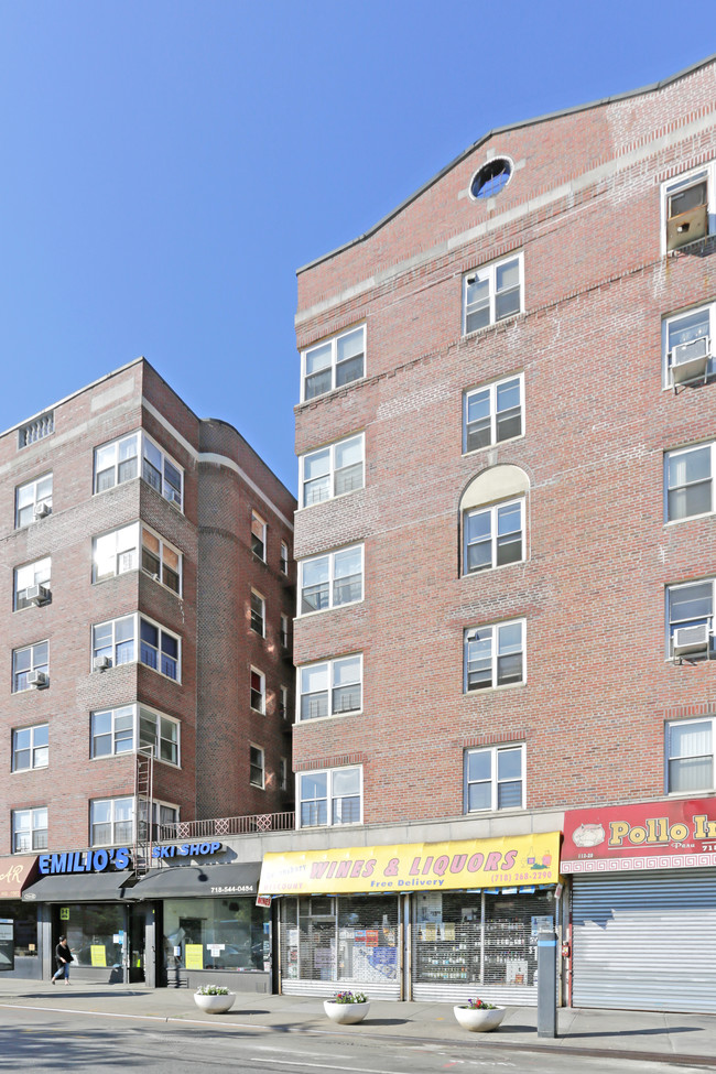 11120 Queens Blvd in Forest Hills, NY - Foto de edificio - Building Photo