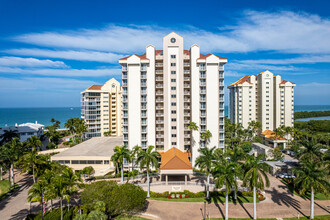 Club at Naples Clay in Naples, FL - Foto de edificio - Building Photo