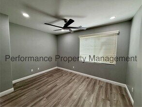 11708 Valley Forge Way in Bakersfield, CA - Building Photo - Building Photo