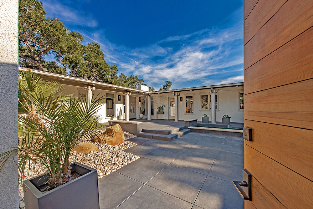 1211 E Valley Rd in Montecito, CA - Building Photo