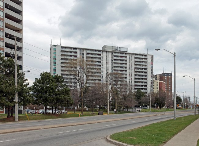 Highland Towers in Toronto, ON - Building Photo - Building Photo