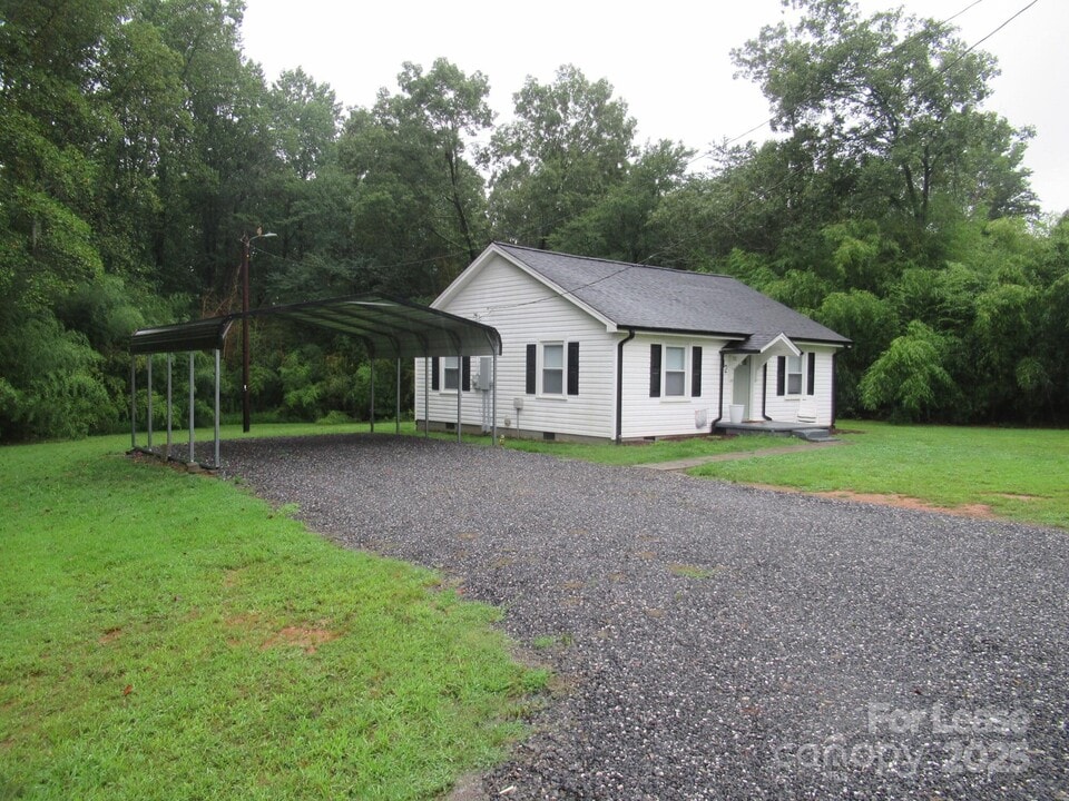 12 E J St in Maiden, NC - Foto de edificio