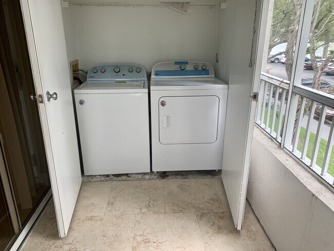 2841 N Oakland Forest Dr in Oakland Park, FL - Building Photo - Building Photo