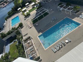 18071 Biscayne Blvd in Aventura, FL - Building Photo