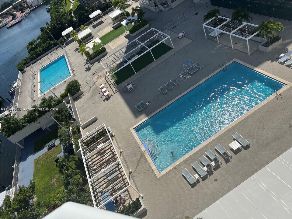 18071 Biscayne Blvd in Aventura, FL - Foto de edificio
