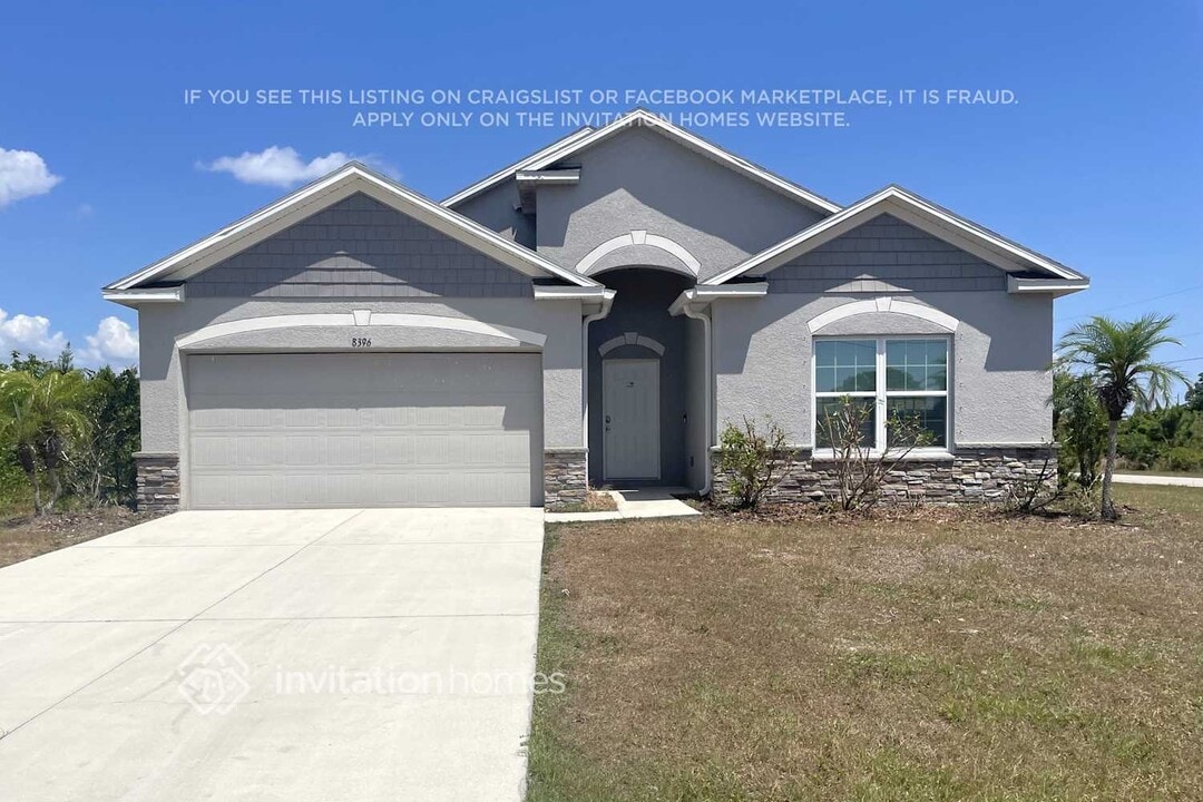 8396 Walden St in Port Charlotte, FL - Building Photo