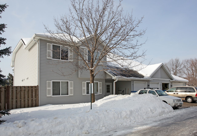 7662-7668 W 142nd St in Apple Valley, MN - Foto de edificio - Building Photo