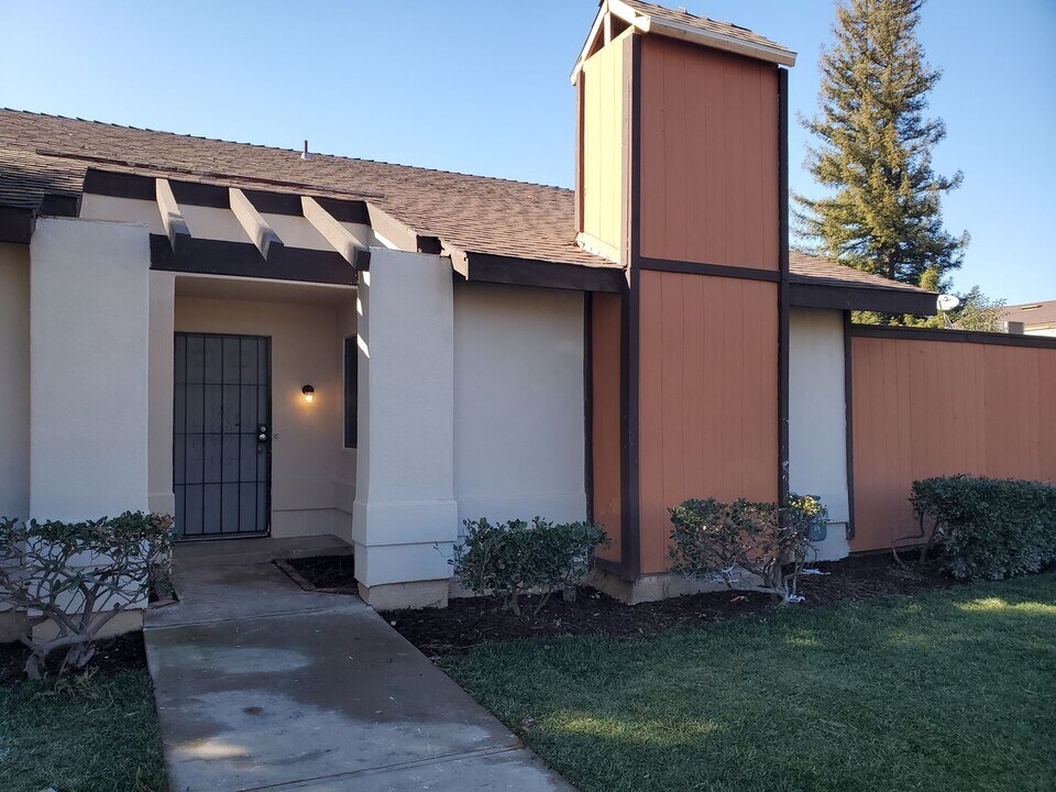 3824 Coffee Rd in Modesto, CA - Foto de edificio