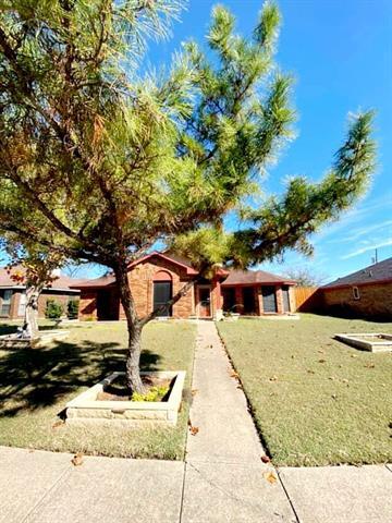 1045 Pepperidge Dr in Lancaster, TX - Building Photo