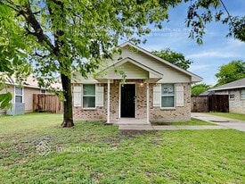 107 Cook St in Waxahachie, TX - Building Photo