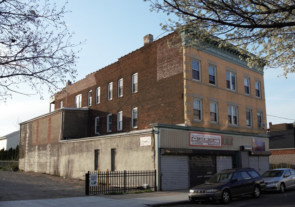 528 E Main St in Bridgeport, CT - Building Photo