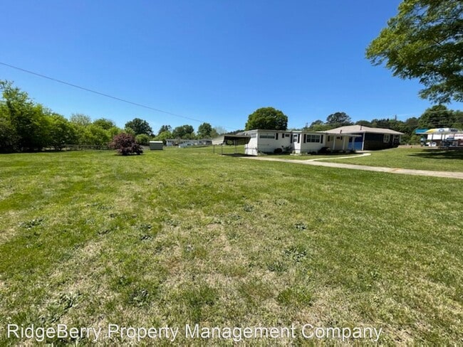 8 Thomas Rd NE photo'