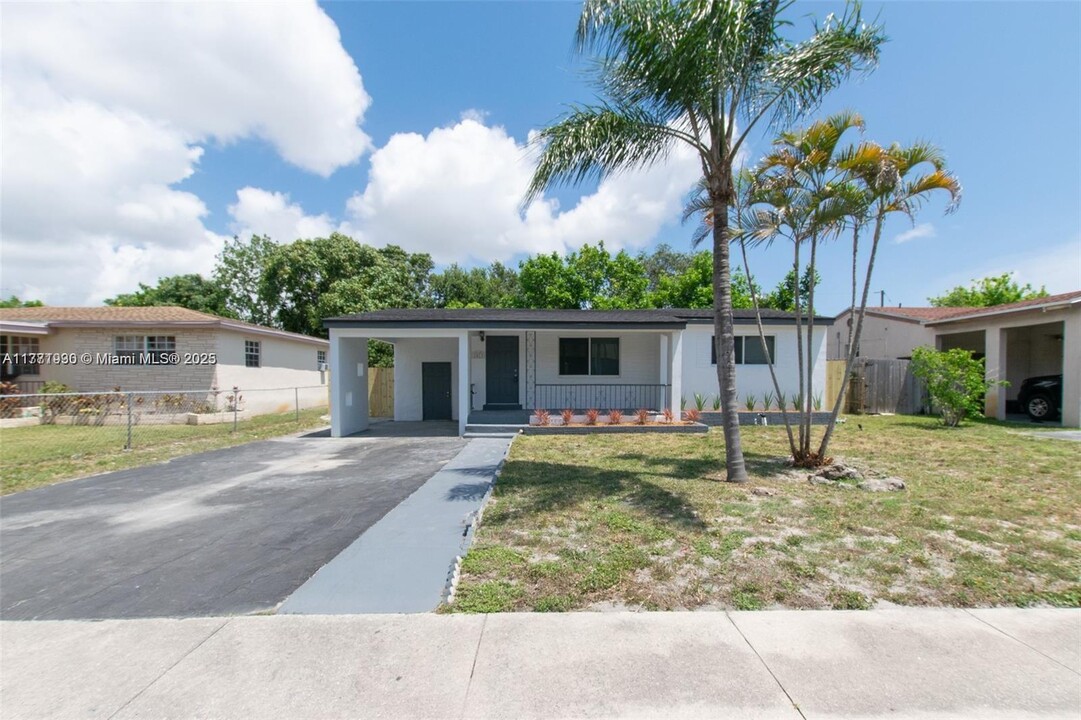 2813 SW 10th St in Fort Lauderdale, FL - Building Photo