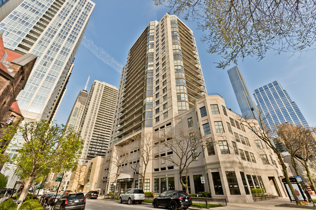 33 W Delaware Pl in Chicago, IL - Building Photo