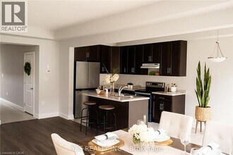 36 Bur Oak Dr in Thorold, ON - Building Photo - Building Photo