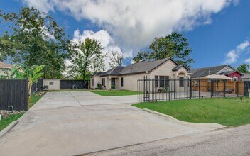 8040 Howton St in Houston, TX - Building Photo - Building Photo