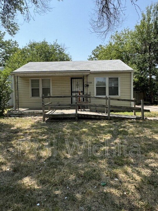 2043 N Minnesota St in Wichita, KS - Foto de edificio
