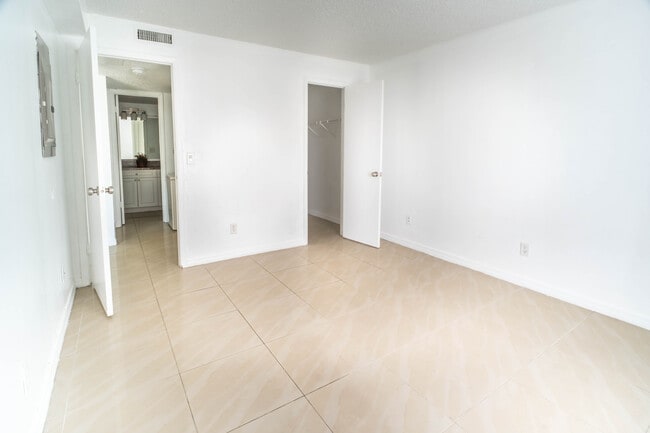 277 Hermitage Hill Way, Unit 204B in Valrico, FL - Foto de edificio - Building Photo