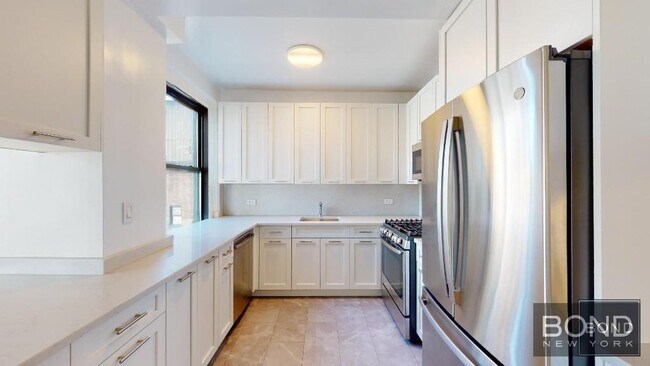 210 E 68th St in New York, NY - Building Photo - Building Photo