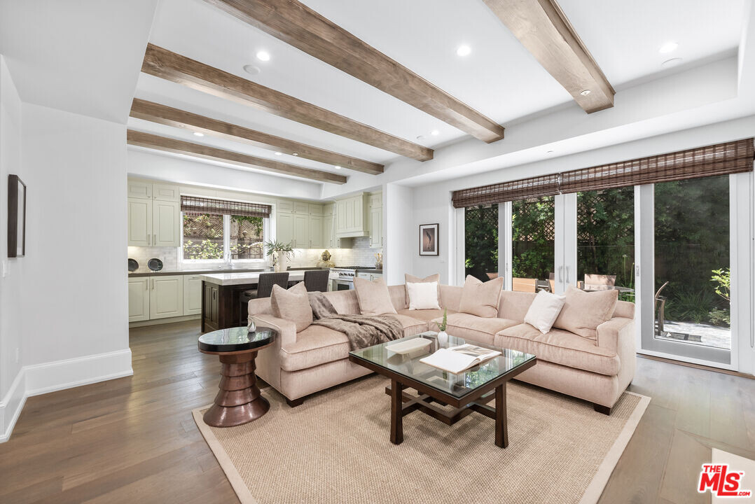 823 S Bundy Dr in Los Angeles, CA - Building Photo