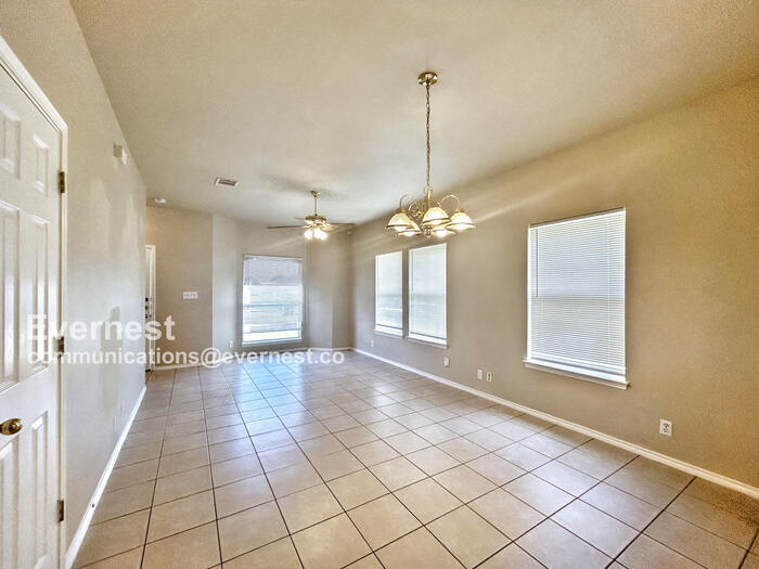 3017 Douglas Fir Dr in New Braunfels, TX - Foto de edificio