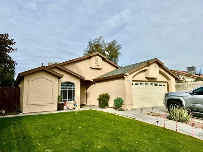 409 Manzanita Dr in Delano, CA - Building Photo - Building Photo