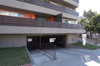 City West Apartments in Los Angeles, CA - Foto de edificio - Building Photo