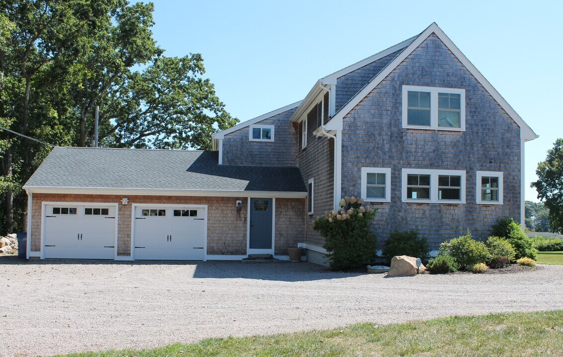 50 Mumford Cove Rd in Groton, CT - Building Photo