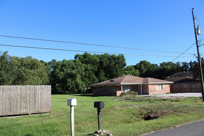 121 Mary Ln in Bacliff, TX - Building Photo - Building Photo
