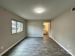 8033 Cedar Glen Dr in Charlotte, NC - Building Photo - Building Photo