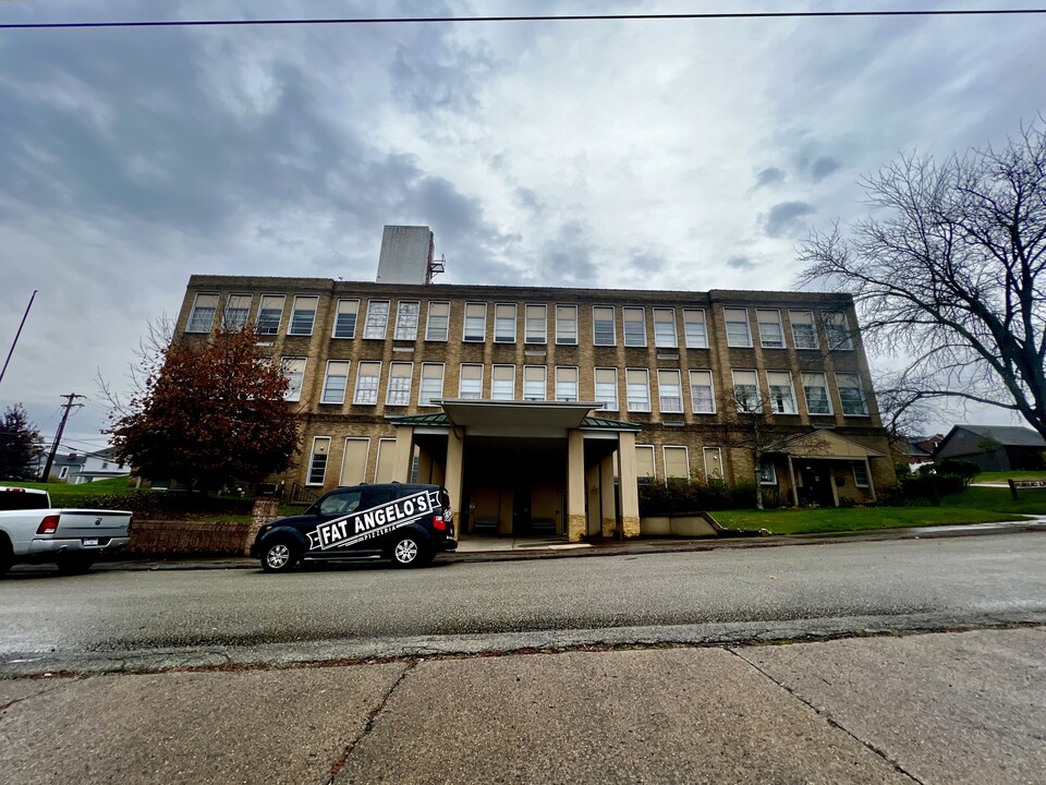 300 Union St in Point Marion, PA - Foto de edificio