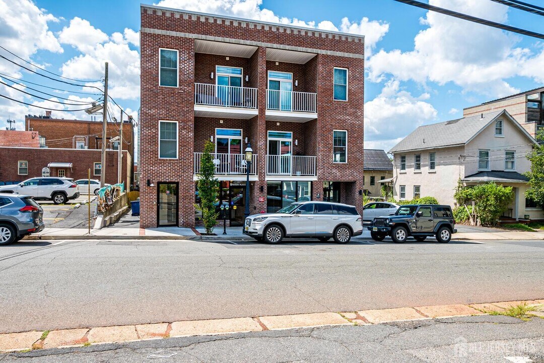 21 Station Pl in Metuchen, NJ - Building Photo
