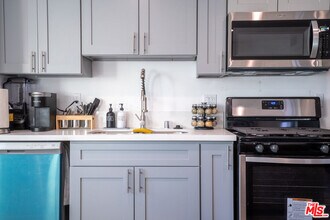 1875 W 20th St in Los Angeles, CA - Building Photo - Building Photo