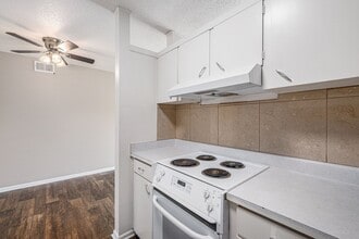 Blue Springs Apartments in Blue Springs, MO - Foto de edificio - Building Photo