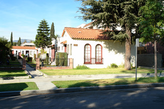 821 E Garfield Ave in Glendale, CA - Foto de edificio - Building Photo