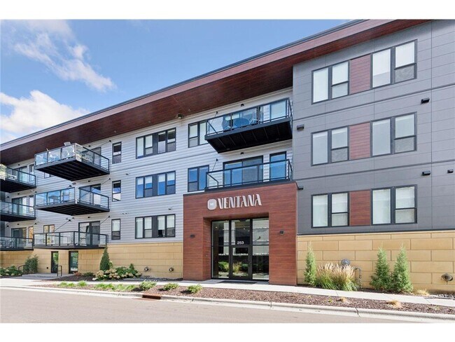 253 Lake St E-Unit -204 in Wayzata, MN - Building Photo - Building Photo
