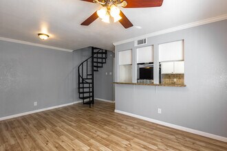 Treehouse Apartments in Arlington, TX - Foto de edificio - Interior Photo