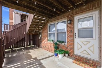 1450 S Webb Rd, Unit Apt 311 in Wichita, KS - Foto de edificio - Building Photo