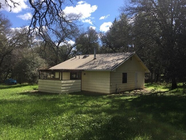 property at 18601 Country Ln