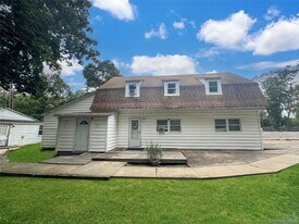 174 Mills Pond Rd in Saint James, NY - Building Photo