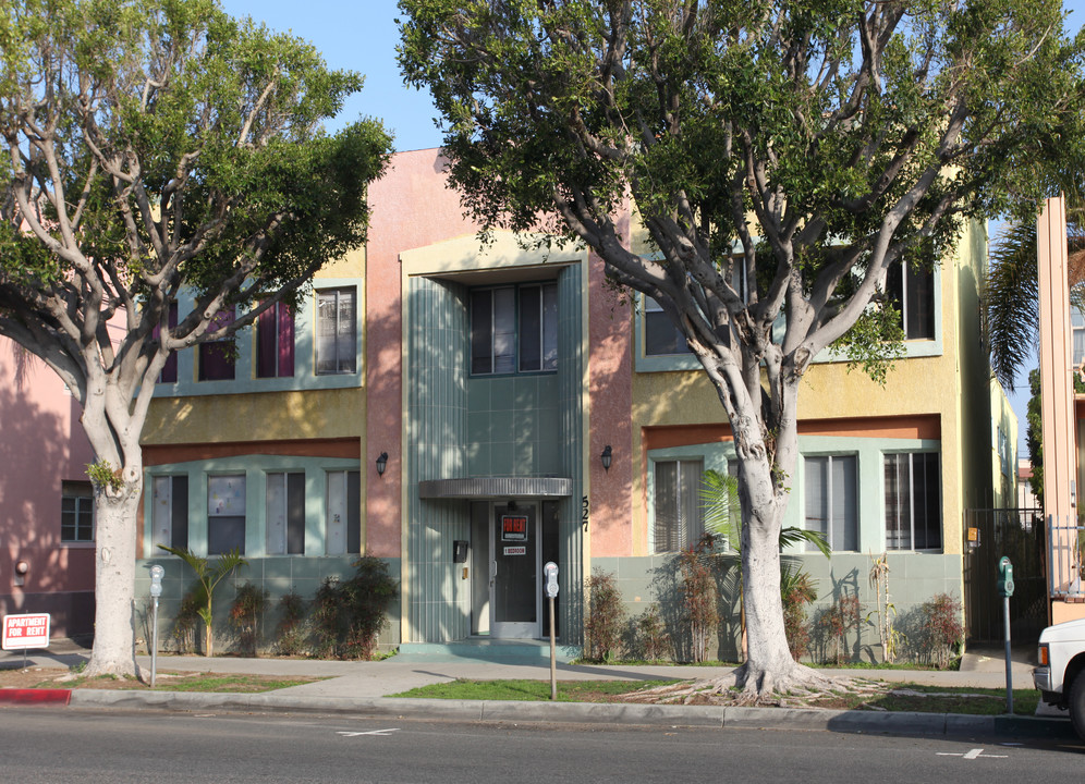 527 E 3rd St in Long Beach, CA - Foto de edificio