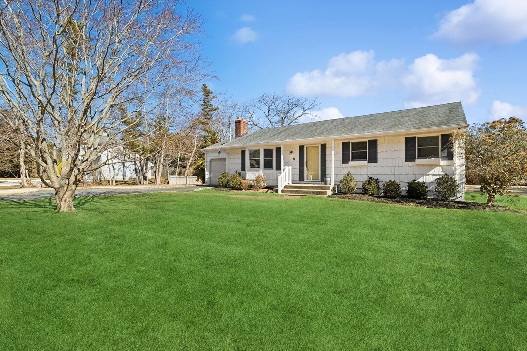 6 Bishop Pl in Westhampton Beach, NY - Building Photo