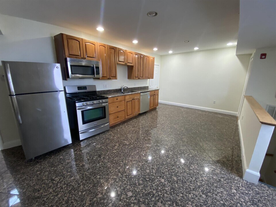23 Forest St in Medford, MA - Building Photo